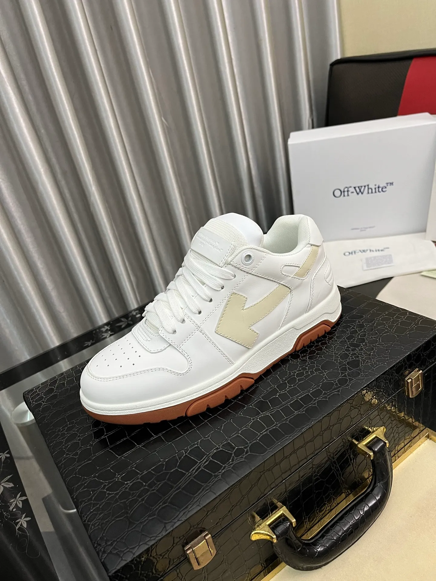 Men's shoes 💰600⌚️⌚️ OFF-White C/O VirGil Abloh fashionable and versatile casual shoes. Exclusive first release of the new model. Made of environmentally friendly cowhide leather and mesh fabric upper material. The insole is embedded with foam cushioning EVA material. The correct midsole is equipped with EVA lightweight cushioning. External tooth nail rubber outsole. The correct accessories can be customized simultaneously. Women's model: 35-40 Men's model: 39-45